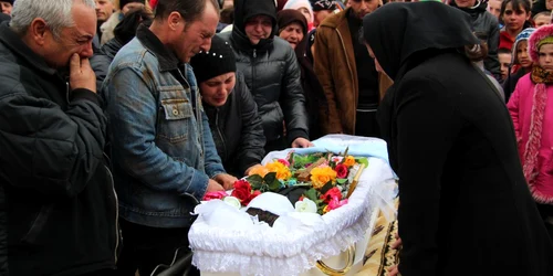 Părinţii şi rudele l-au jelit pe băieţelul ucis pe câmp