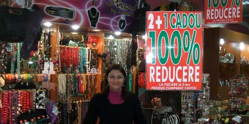 Pentru a nu rămâne cu produsele pe raft, comercianţii reduc din preţ