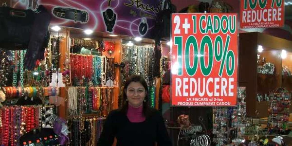  Pentru a nu rămâne cu produsele pe raft, comercianţii reduc din preţ 