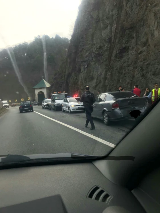 Accident pe Valea Oltului DN 7 - E 81, lângă Mănăstirea Cozia, Vâlcea, din care au scăpat ca prin minune patru copii; Foto: ISU Vâlcea