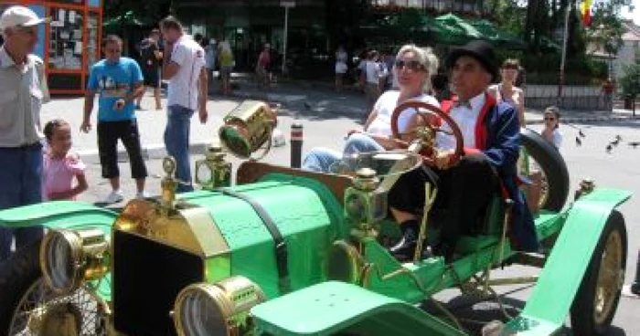 Râmnicu Vâlcea: Expoziţia de maşini de epocă a adunat sute de curioşi (VIDEO)