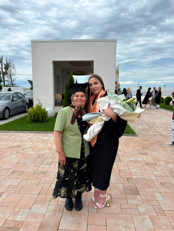 Bunicii îi datorează și pasiunea pentru folclor FOTO: arhiva personală Teodora Coleci