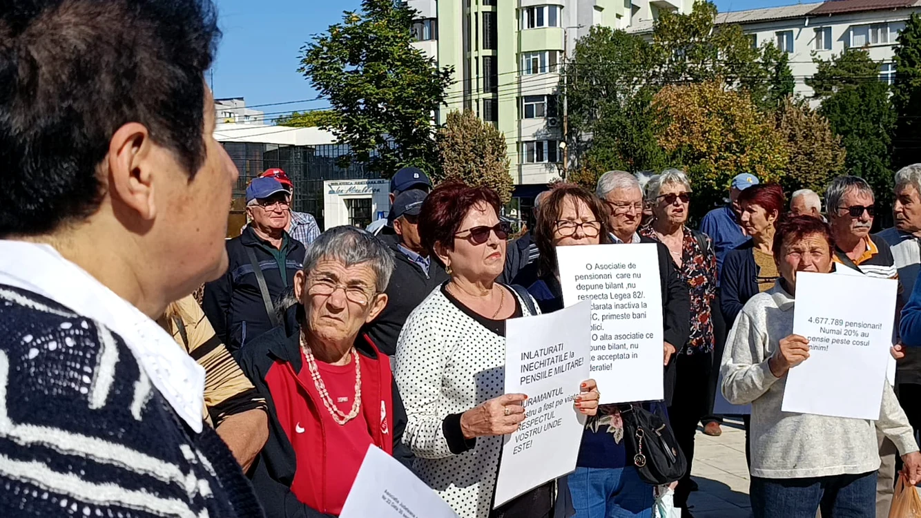 pensionari_cu_mesaje_protest_in_fata_prefecturii_olt