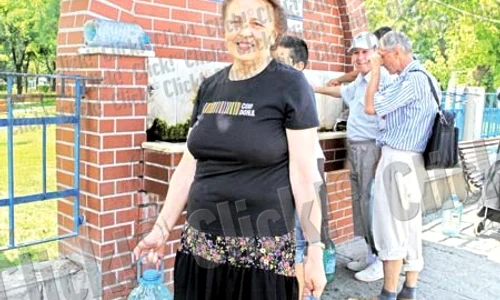 Zeci de bucureşteni  vin zilnic la fântână  să şi ia apă potabilă (Fotografii: Sever Gheorghe) jpeg