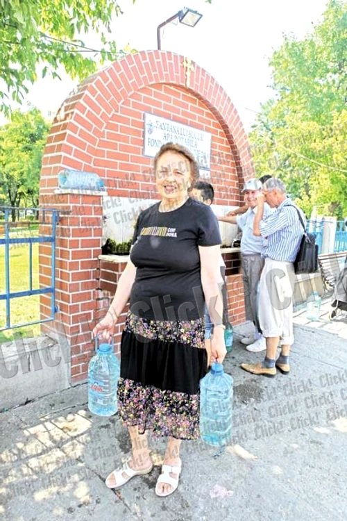 Zeci de bucureşteni vin zilnic la fântână să-şi ia apă potabilă (Fotografii: Sever Gheorghe)
