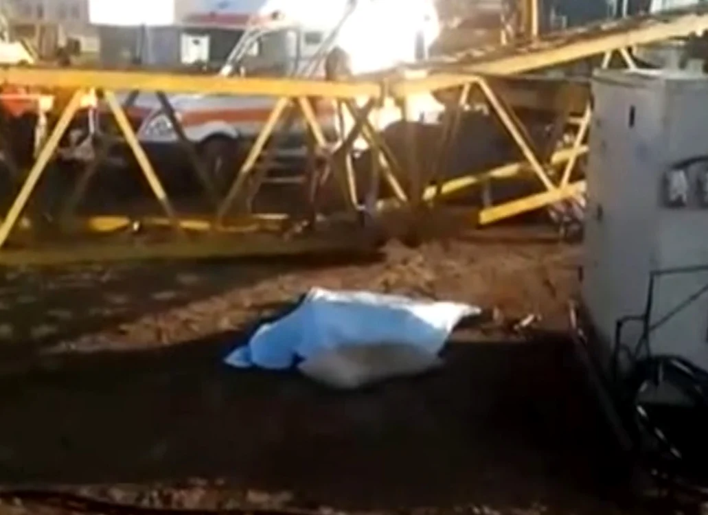 
    Muncitorul de 44 de ani nu a mai putut fi salvat de medici. El a fost strivit de utilaj (foto: captură rtv.net)  