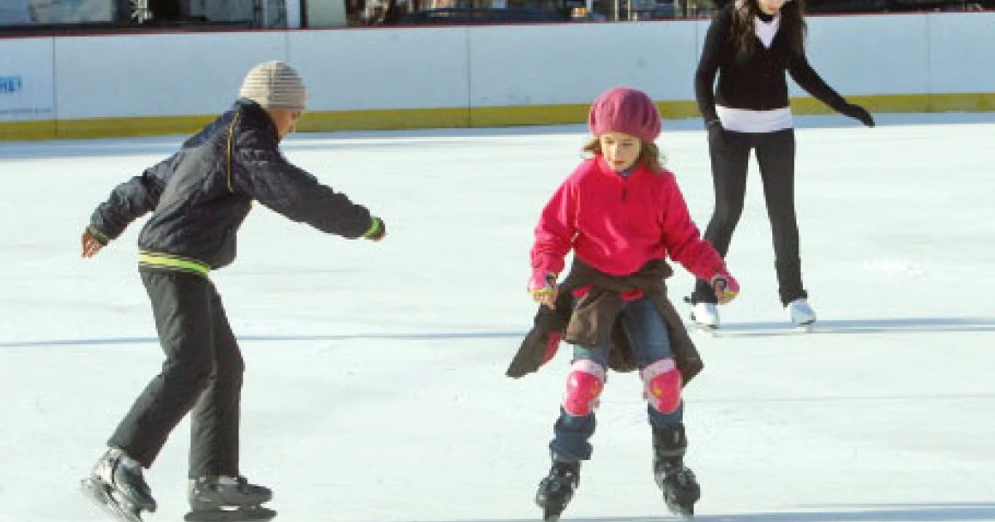 Patinoarele din oraşe sunt atractive pentru copii în vacanţa de iarnă 