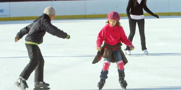 Patinoarele din oraşe sunt atractive pentru copii în vacanţa de iarnă 