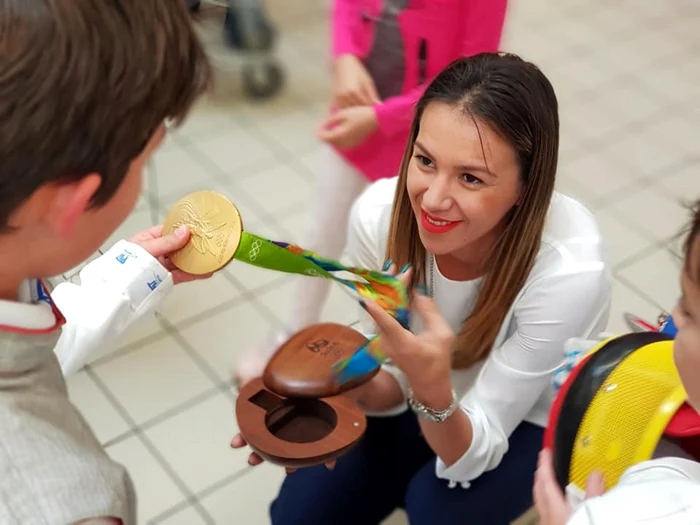 Campioana
Simona Gherman le-a arătat Spadasinilor Argeşeni medalia de aur
câştigată la Rio, în 2016