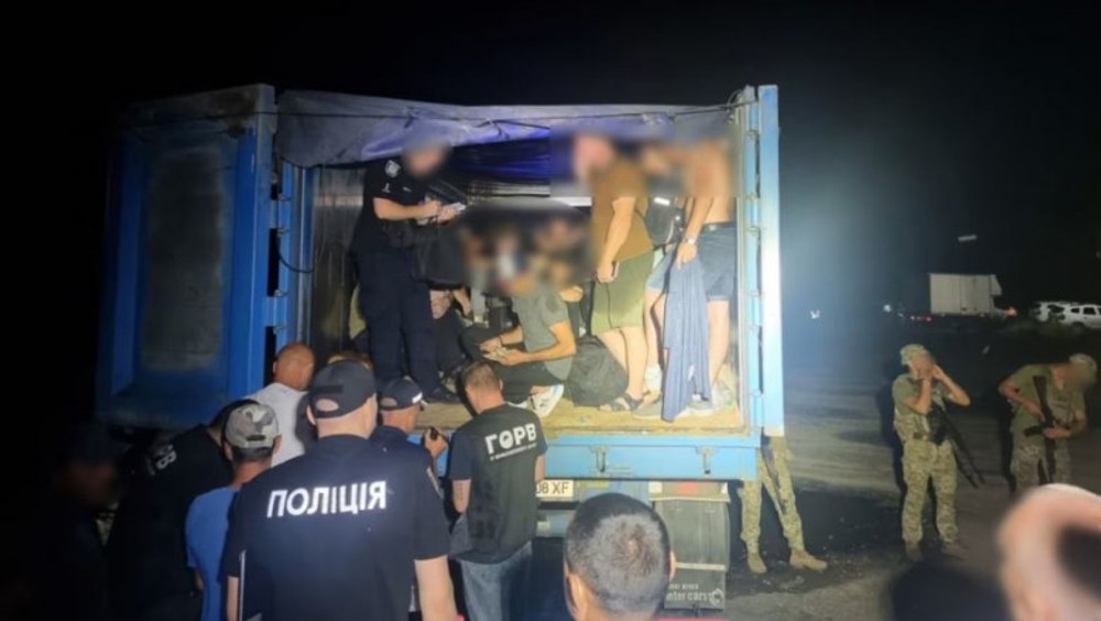 Zeci de bărbaţi ucraineni care încercau să treacă graniţa clandestin, arestaţi la frontiera cu România şi Republica Moldova
