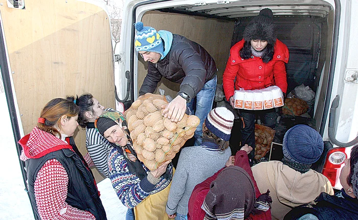 Cei care puteau ieşi din case au venit la maşină ca să le dăm ajutoarele