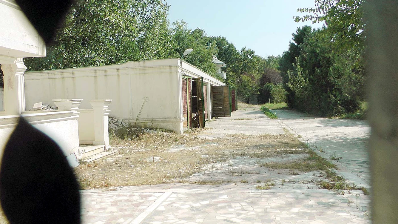 Fostele grajduri şi locuri de promenadă sunt în ruină