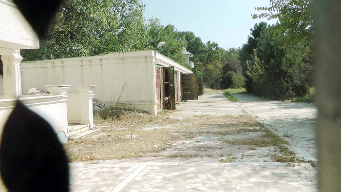 Fostele grajduri şi locuri de promenadă sunt în ruină