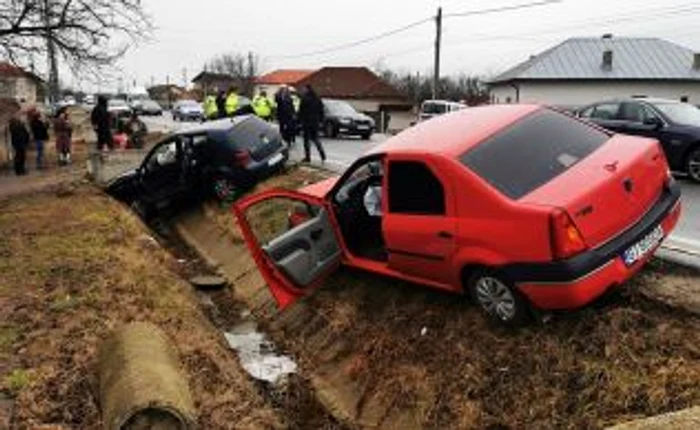 Două autoturisme au intrat în coliziune