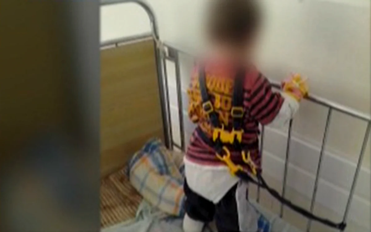 
    Copilul de un an şi jumătate era legat de pat cu hamul (captură Antena 3)  
