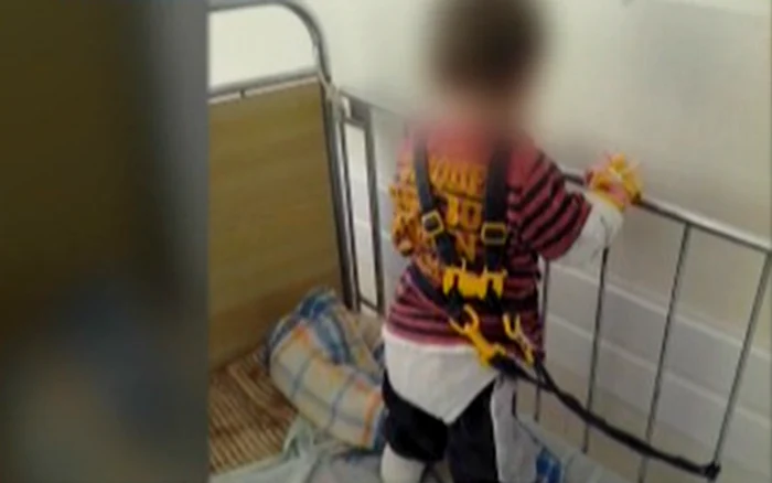 
    Copilul de un an şi jumătate era legat de pat cu hamul (captură Antena 3)  