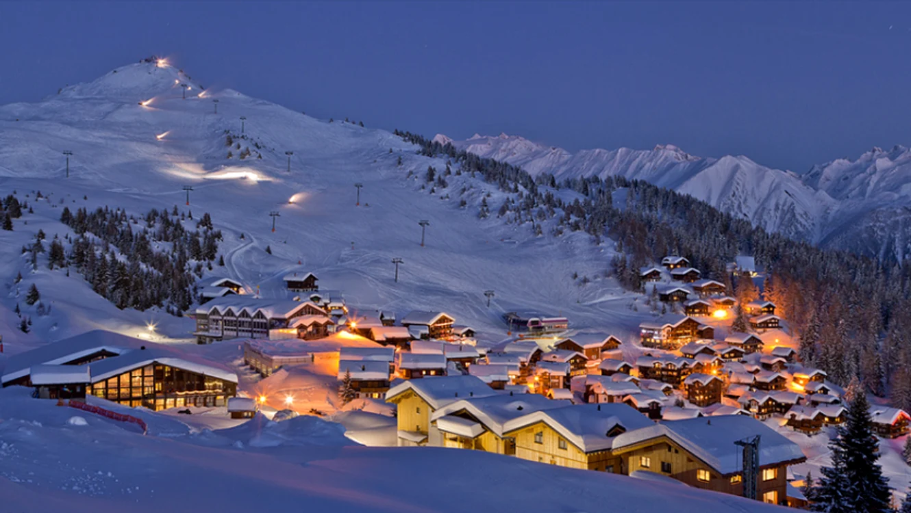 Turiștii și-au părăsit camerele de hotel și stațiunea Verbier pe timpul nopțiiFoto: Chris Wallner