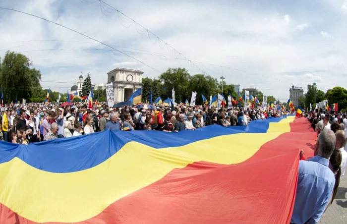 Steagul tricolor întins în timpul demonstraţiilor unioniste de la Chişinău FOTO Nadea Roşcovanu