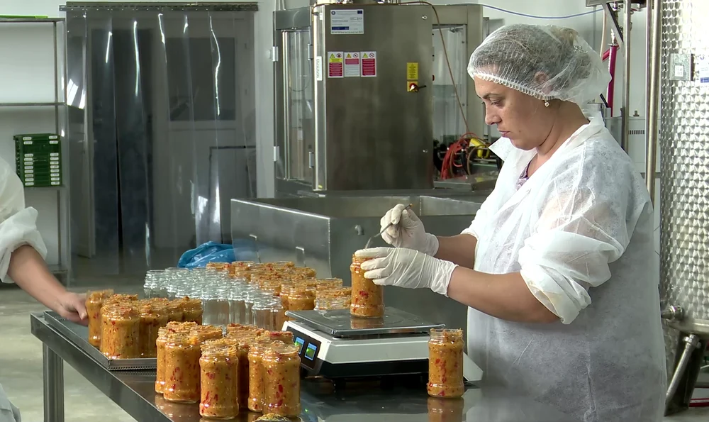 Zacusca, delicatesa din cămările românilor. Povestea aperitivului și rețetele care l-au făcut faimos ca preparat românesc