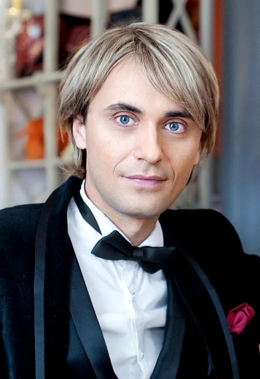 Xenti şi soţia sa alături de sora sa Andreea (dreapta) şi patricia, ambele membre ale trupei AmadeusFoto Arhivă Personală