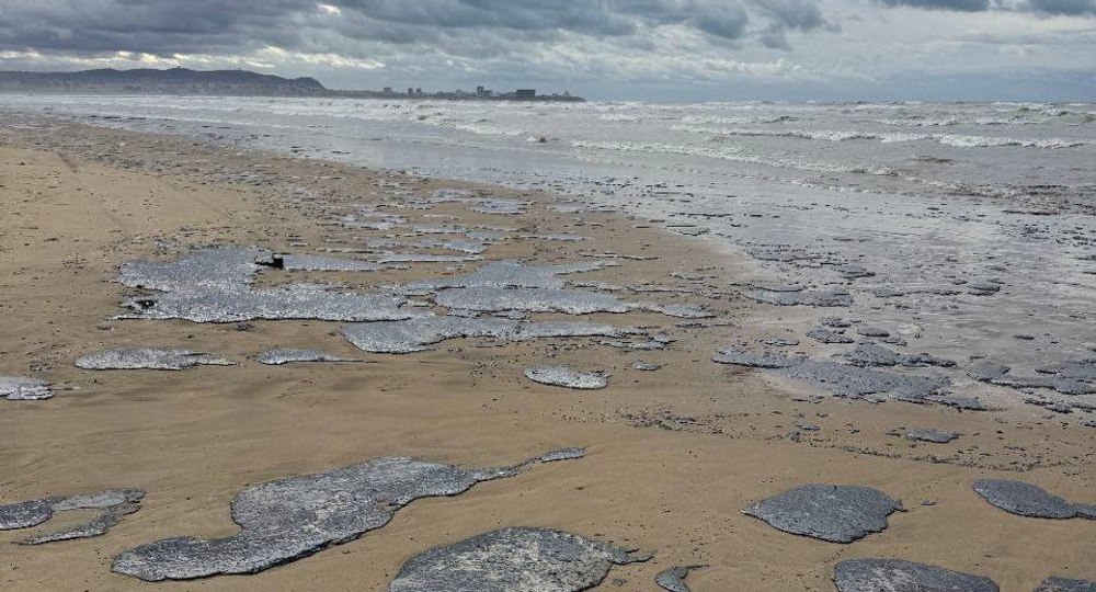Dezastru ecologic în Marea Neagră. Păcura de la navele rusești scufundate, adunată cu lopata. „Practic, nu există utilaje”
