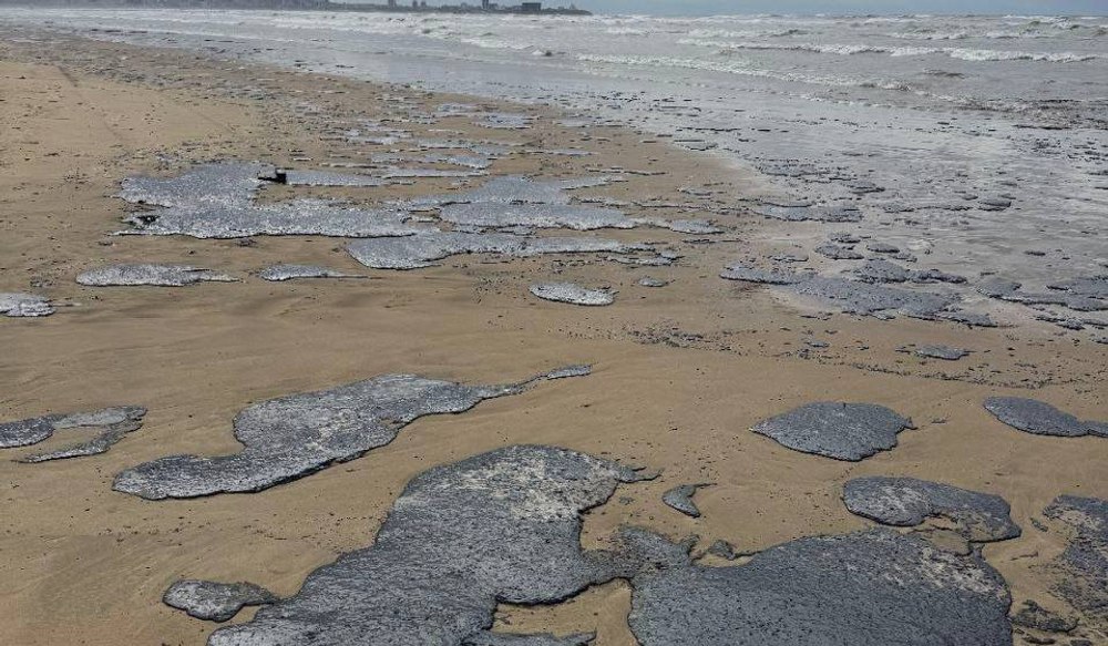 Poluare masivă a coastei Mării Negre după naufragiul celor două petroliere rusești. Operaţiunea de decontaminare se desfăşoară manual, anunță Rusia