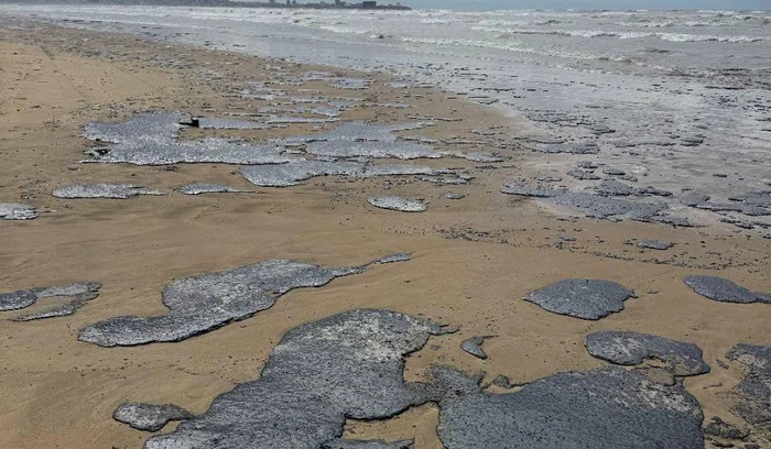 Poluare cu petrol pe malul rusesc al Mării Negre FOTO: X