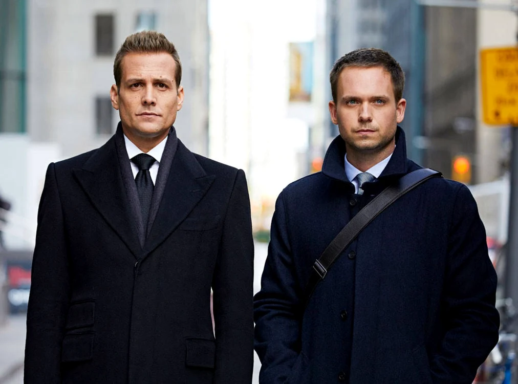 Patrick J. Adams (dreapta) şi Gabriel Macht joacă rolurile principale în serialul „Suits“ FOTO USA Network