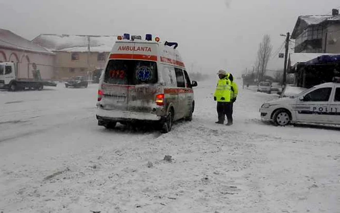 Ambulanţa a ajuns cu greu la locul intervenţiei FOTO: adevarul.ro