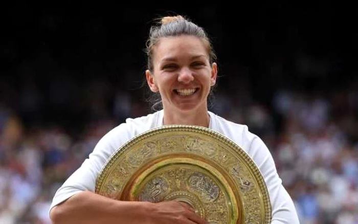 Halep, cu trofeul câștigat la Wimbledon, în 2019. FOTO: Arhiva Adevărul