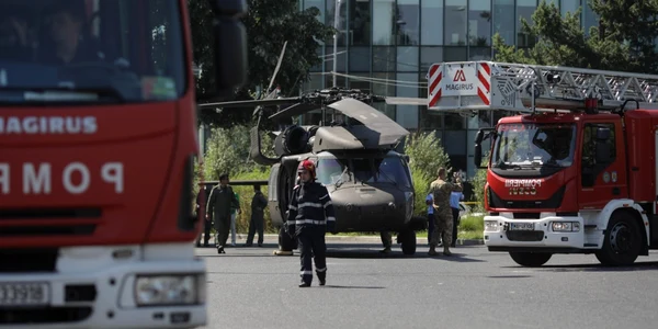 Elicopter militar american aterizare forţată în Piaţa Charles de Gaulle din Capitală. FOTO Inquam Photos / Octav Ganea