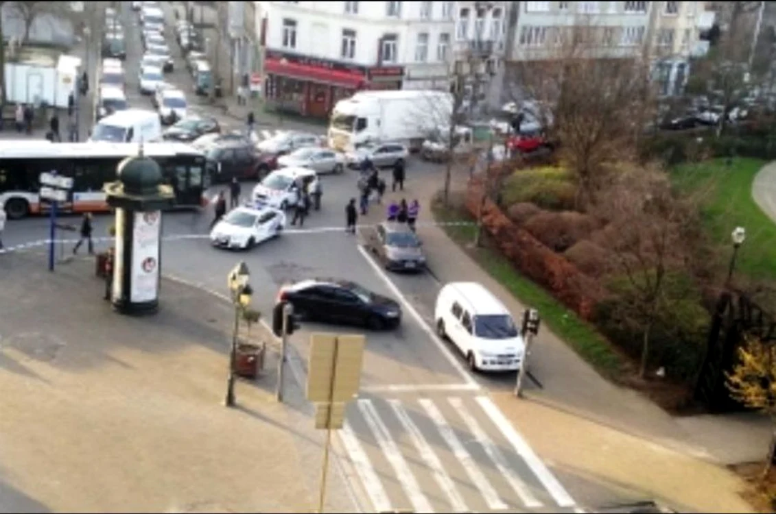 
    O stradă a fost blocată de polițiștii localiFoto: Facebook  