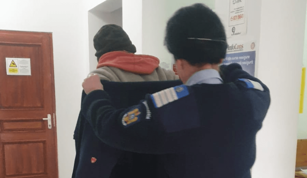 Povestea bărbatului ajutat de jandarmi pentru că murea de frig și nu știa cum să ajungă acasă la familie