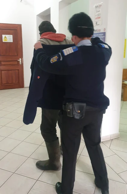Bărbatul a primit ajutor de la jandarmi FOTO: Facebook/Jandarmeria Română