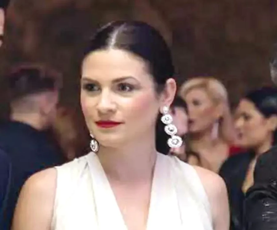 
    Ellie este acum vedeta cu cel mai impozant bust  