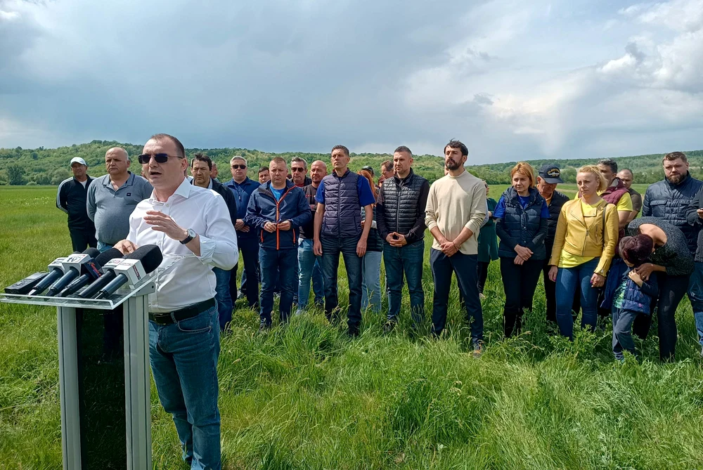 Fostul prefect de Gorj a organizat o conferință de presă în cartierul Slobozia Foto: Alin Ion