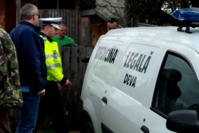 Legiştii au preluat cele două cadavre descoperite în casa din Câmpul lui Neag. D.G.