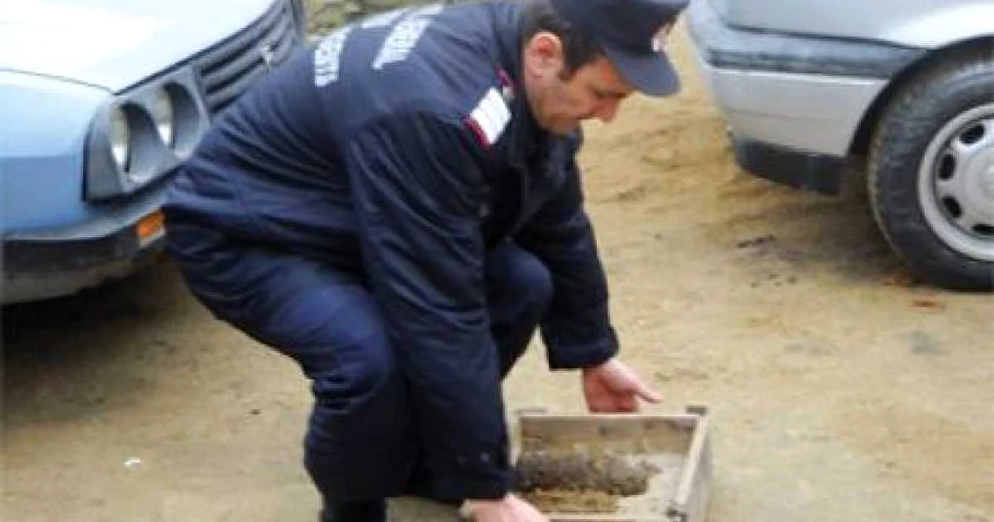 Proiectilul a fost ridicat de specialişti - imagine arhivă Adevărul
