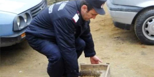 Proiectilul a fost ridicat de specialişti - imagine arhivă Adevărul