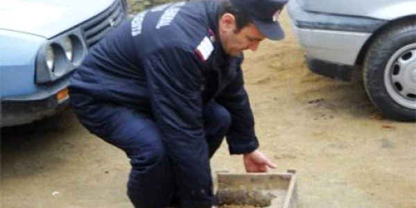 Proiectilul a fost ridicat de specialişti - imagine arhivă Adevărul