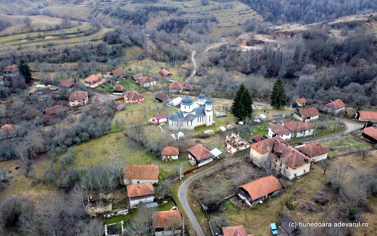 Biserica de marmură din centrul satului. Foto: Daniel Guță