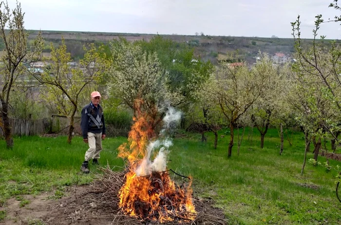 Foc de purificare FOTO: C. Mazilu