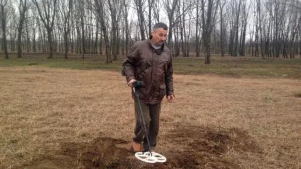 FOTO Ţăranul din Dolj care a descoperit arme celtice vechi de peste 2000 de ani a intrat în atenţia poliţiştilor Descoperitorul: „Eu am respectat legea“ jpeg
