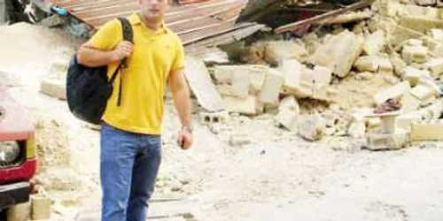 Emanuel Petruţ a rămas doar  cu hainele de pe el şi cu laptopul  
