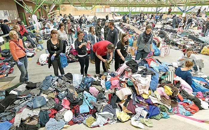 Pachetele cu haine au  devenit principalul punct  de atracţie al refugiaţilor