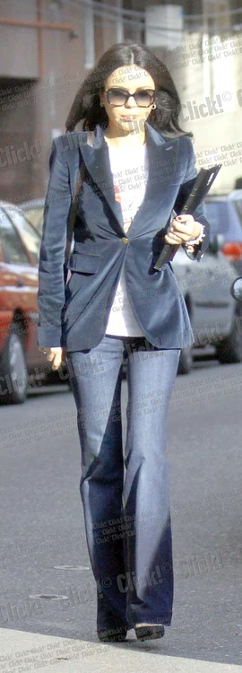 Deşi se îmbracă foarte sobru, Andreea Marta atrage atenţia prin silueta impecabilă