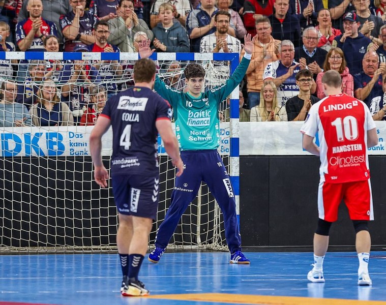 Un portar român de doar 17 ani scrie istorie pentru o echipă uriașă de handbal din Europa