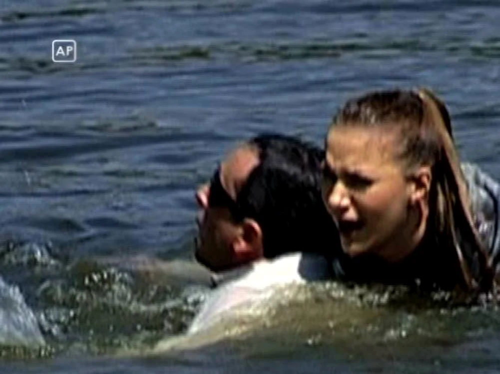 
    Andreea a sărit în apă, încercând să salveze „victima” (Foto: Antena 1)  
