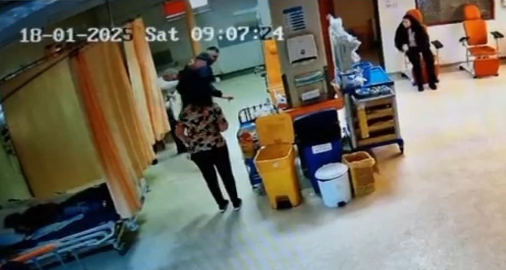 Imaginile incidentului sângeros de la spitalul din Onești. Momentul în care un angajat este înjunghiat de un pacient  