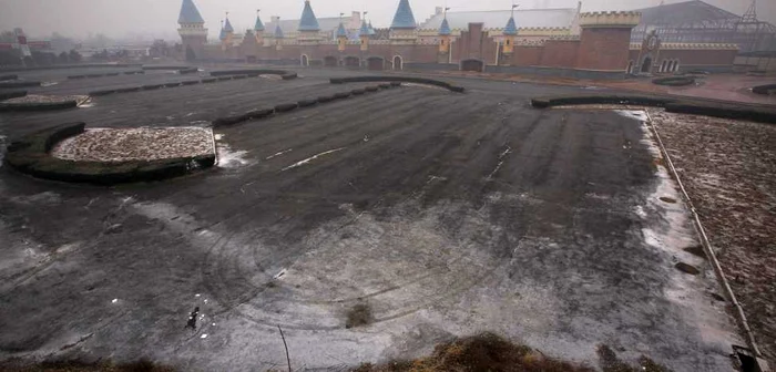 Parcarea din faţa parcului de distracţii abandonat „Wonderland“ din Beijing. FOTO Reuters